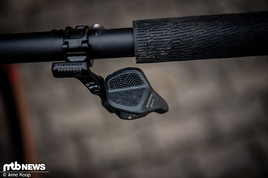 Bei allen elektrischen SRAM-Antrieben verwendet Canyon aktuell den Rocker Paddle-Controller im Gegensatz zum herkömmlichen Pod-Controller.