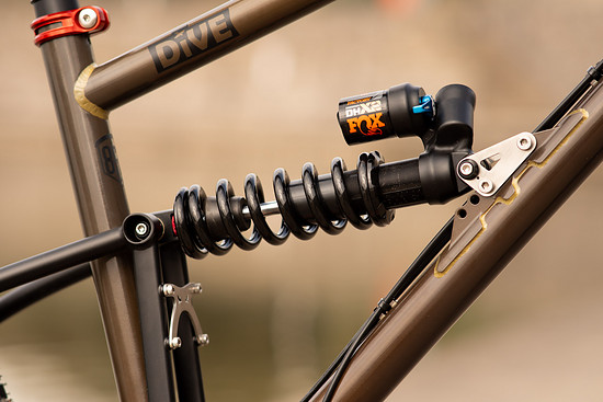 Der Eingelenker-Hinterbau gibt 160 mm Federweg frei.