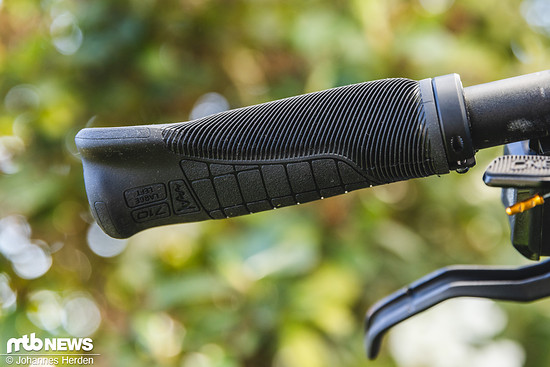 Auf dem Griff findet sich eine Lamellenstruktur für eine erhöhte Dämpfung