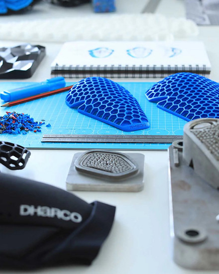 Dharco setzt bei der neuen Protektor-Kollektion auf flexible Rheon-Pads, die unter Krafteinwirkung verhärten und die Impaktenergie absorbieren sollen.
