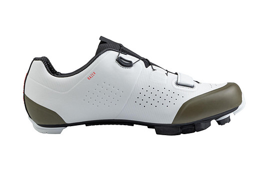 Mit dem zweilagige und perforierten TPU-Obermaterial soll der Fuß eng umschlossen und trotzdem gut belüftet sein.