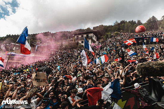 Stell dir vor es ist Downhill World Cup in Les Gets und alle gehen hin …