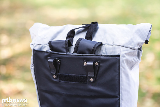 Smart: Die Träger lassen sich abnehmen und hinter dem Rückenteil verstauen.