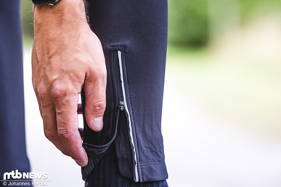 Die Bündchen sind mit Zippern zum besseren Reinschlüpfen ausgestattet.