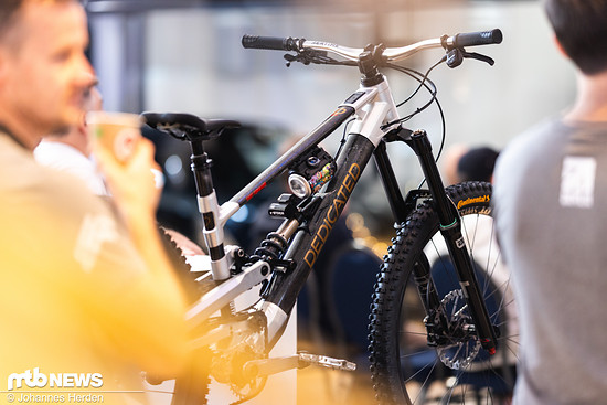 Der Glitzlack bei Dedicated zog definitiv Blicke auf sich.