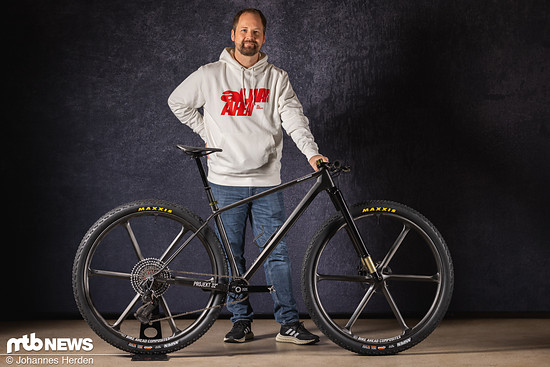 Die legendären Carbon-Laufräder mit sechs Speichen treffen auf 32" Größe