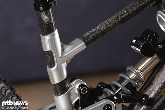 Dedicated verwendet Alu-Muffen und gewickelte Carbon-Rohre.