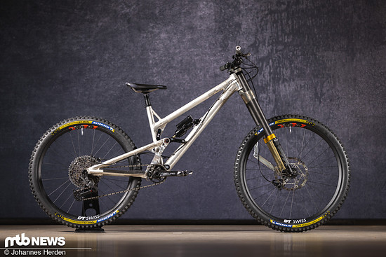 Das EMRG Senduro ist ein Ballergerät fürs Grobe und kann mit bis zu 190 mm Federweg am Heck aufgebaut werden.