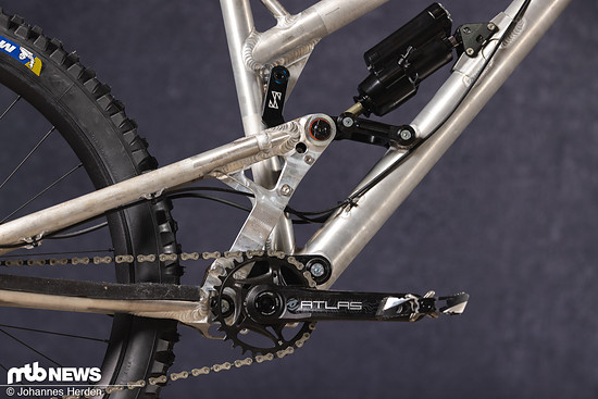 Der aufwendige Hinterbau besteht aus satten sieben Gelenken ...