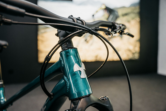 Ein konisches Steuerrohr und klare Linien sollen das Erscheinungsbild des Trackers prägen.