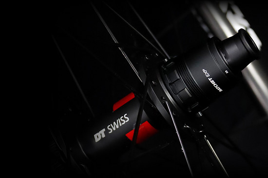 Der Laufradsatz bietet verschiedene Möglichkeiten zur Konfiguration, unter anderem auch mit DT Swiss Naben.